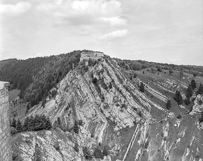 Vue élargie du site du Larmont inférieur, depuis le château de Joux. © Yves Sancey / Région Bourgogne-Franche-Comté, Inventaire du patrimoine - 1980