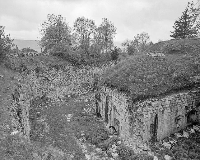 Caponnière défendant le fossé circulaire. © Yves Sancey / Région Bourgogne-Franche-Comté, Inventaire du patrimoine - 1980