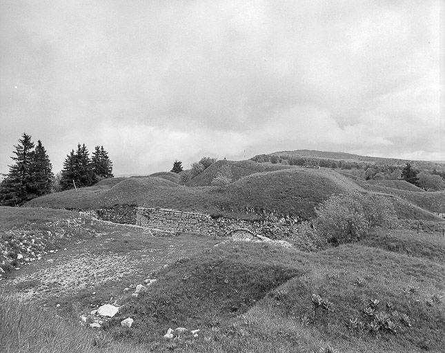 Exemple d'intégration d'un fort dans le paysage. © Yves Sancey / Région Bourgogne-Franche-Comté, Inventaire du patrimoine - 1980