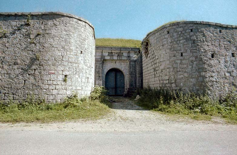 Entrée du fort. © Alain Montferrand / Région Bourgogne-Franche-Comté, Inventaire du patrimoine - 1980
