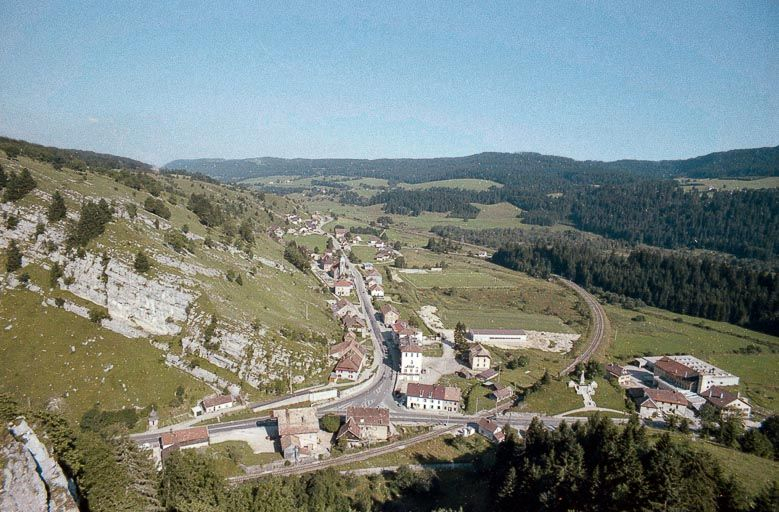 Vue depuis le fort du Larmont inférieur sur les débouchés venant de Suisse par Jougne et par les Verrières. © Alain Montferrand / Région Bourgogne-Franche-Comté, Inventaire du patrimoine - 1980