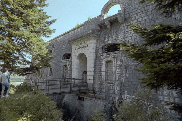 Vue horizontale sur le front de gorge. © Alain Montferrand / Région Bourgogne-Franche-Comté, Inventaire du patrimoine - 1980
