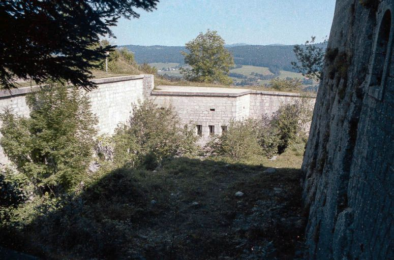Le coffre de contrescarpe dans le fossé Est. © Alain Montferrand / Région Bourgogne-Franche-Comté, Inventaire du patrimoine - 1980