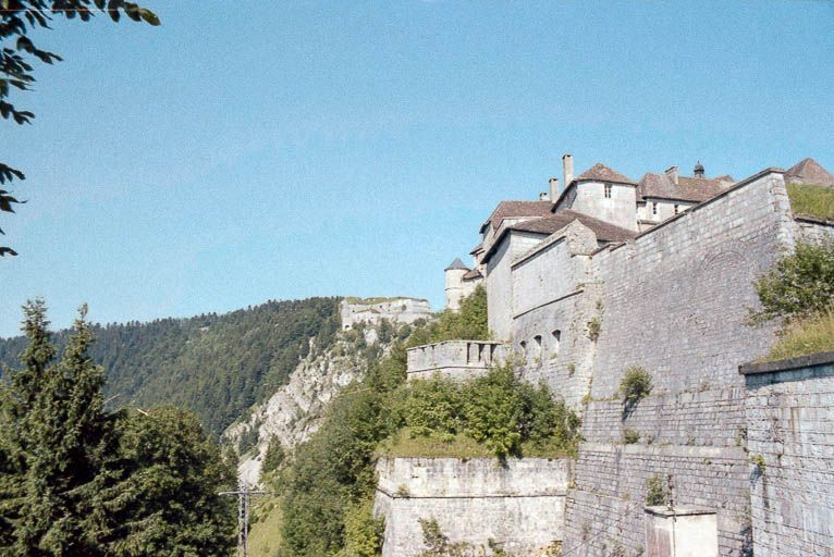 Vue du château. En arrière-plan : fort du Larmont inférieur. © Alain Montferrand / Région Bourgogne-Franche-Comté, Inventaire du patrimoine - 1980