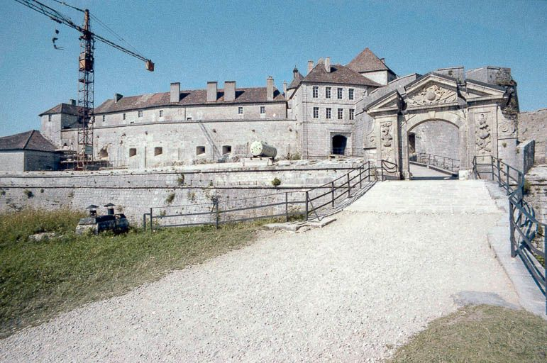 Enceinte Vauban et casemates. © Alain Montferrand / Région Bourgogne-Franche-Comté, Inventaire du patrimoine - 1980