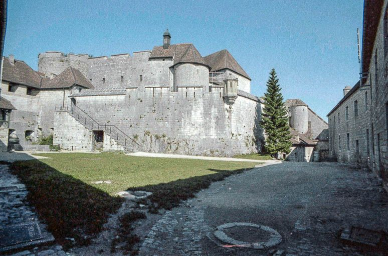 L'enceinte médiévale. © Alain Montferrand / Région Bourgogne-Franche-Comté, Inventaire du patrimoine - 1980