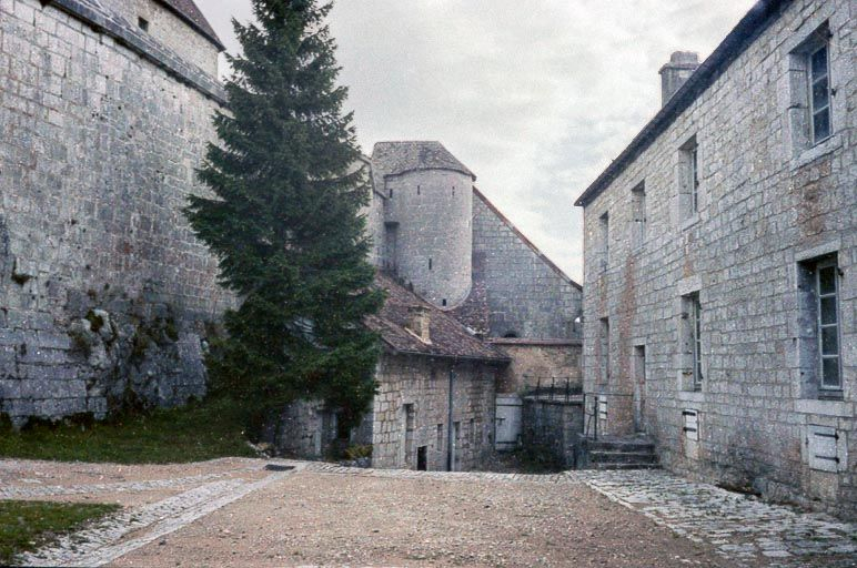 Intérieur de la première enceinte. © Alain Montferrand / Région Bourgogne-Franche-Comté, Inventaire du patrimoine - 1980