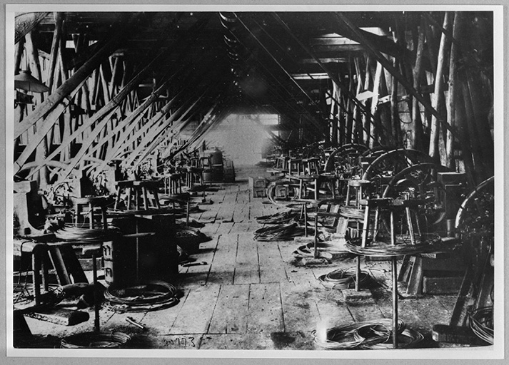 L'intérieur de la clouterie, limite 19e siècle 20e siècle. © D.  Dominguez (reproduction) / Région Bourgogne-Franche-Comté, Inventaire du patrimoine - 1980 L'intérieur de la clouterie, limite 19e siècle 20e siècle. © D.  Dominguez (reproduction) / Région Bourgogne-Franche-Comté, Inventaire du patrimoine - 1980