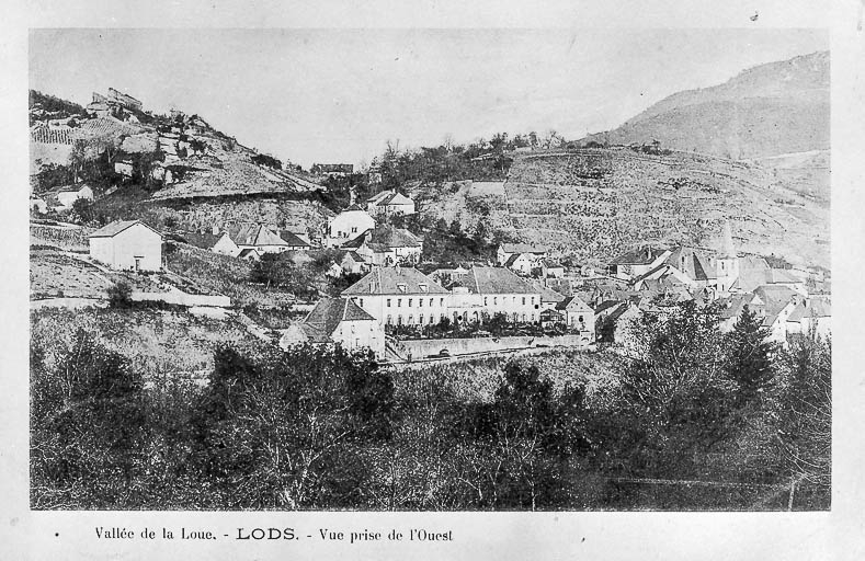Vallée de la Loue.- Lods.- Vue prise de l'ouest, limite 19e siècle 20e siècle. © Dominique  Dominguez (reproduction) / Région Bourgogne-Franche-Comté, Inventaire du patrimoine - 1980