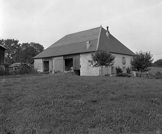 Façade postérieure et face latérale gauche. © Yves Sancey / Région Bourgogne-Franche-Comté, Inventaire du patrimoine - 1980