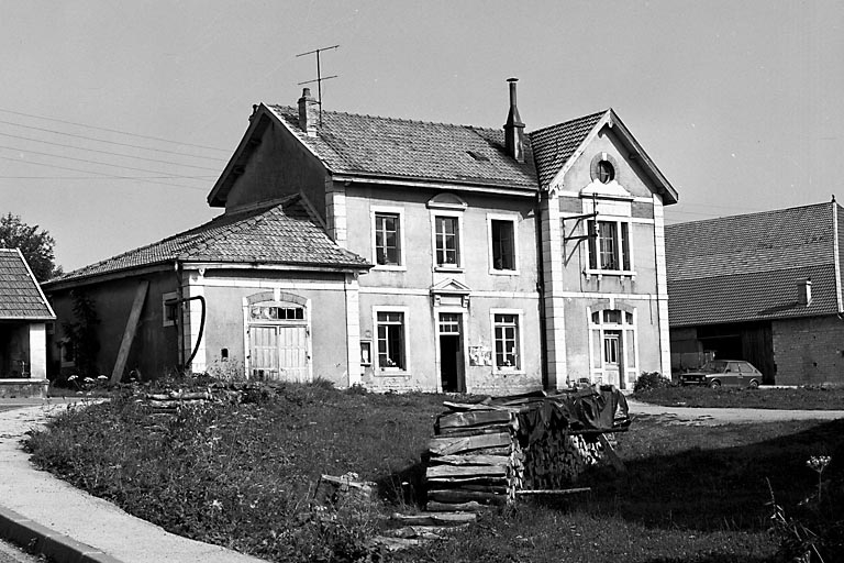 Vue de trois quarts gauche. © Yves Sancey / Région Bourgogne-Franche-Comté, Inventaire du patrimoine - 1980