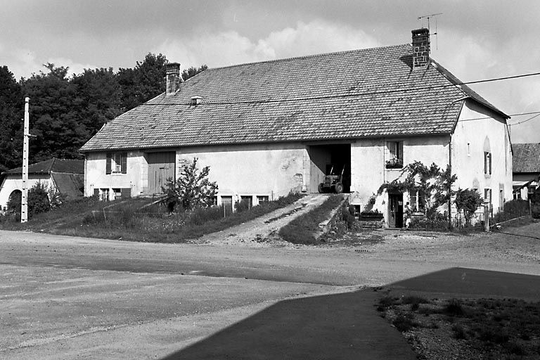 Façade antérieure et face latérale droite. © Yves Sancey / Région Bourgogne-Franche-Comté, Inventaire du patrimoine - 1980