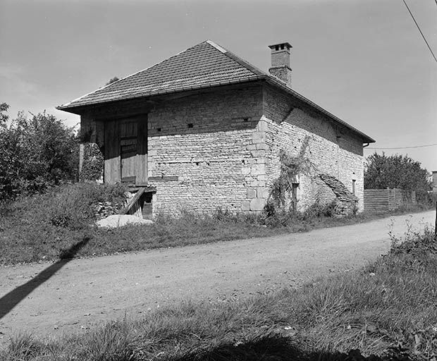 Façade antérieure et face latérale gauche. © Yves Sancey / Région Bourgogne-Franche-Comté, Inventaire du patrimoine - 1980 Façade antérieure et face latérale gauche. © Yves Sancey / Région Bourgogne-Franche-Comté, Inventaire du patrimoine - 1980