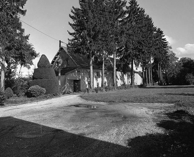 Vue générale des communs. © Yves Sancey / Région Bourgogne-Franche-Comté, Inventaire du patrimoine - 1980 Vue générale des communs. © Yves Sancey / Région Bourgogne-Franche-Comté, Inventaire du patrimoine - 1980