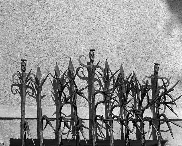 Détail de la grille d'une baie du rez-de-chaussée des communs. © Yves Sancey / Région Bourgogne-Franche-Comté, Inventaire du patrimoine - 1980 Détail de la grille d'une baie du rez-de-chaussée des communs. © Yves Sancey / Région Bourgogne-Franche-Comté, Inventaire du patrimoine - 1980