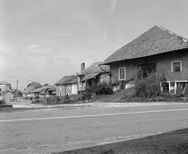 Vue générale des maisons bordant la rue conduisant à l'église paroissiale. © Yves Sancey / Région Bourgogne-Franche-Comté, Inventaire du patrimoine - 1980
