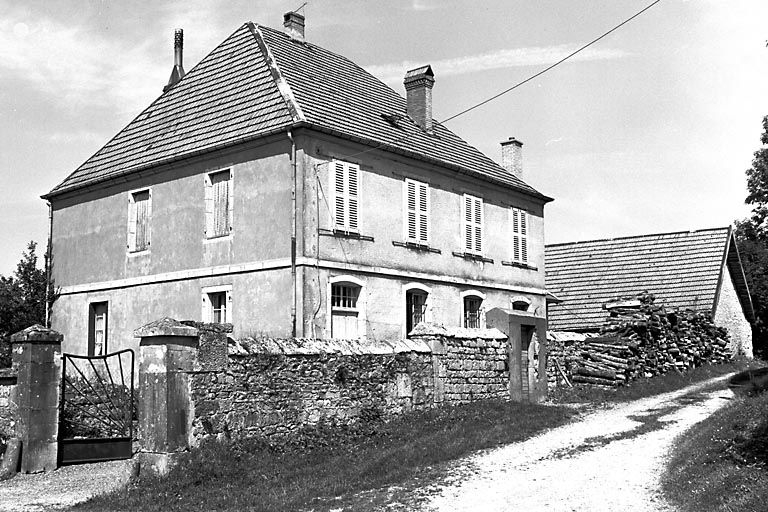 Façade antérieure et face latérale gauche. © Yves Sancey / Région Bourgogne-Franche-Comté, Inventaire du patrimoine - 1980