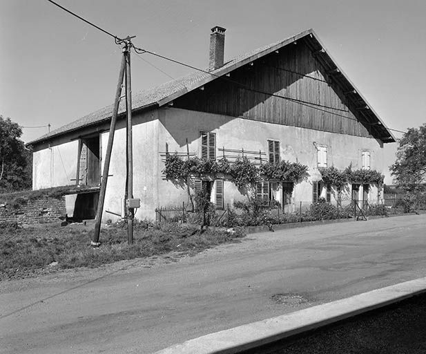 Façade antérieure et face latérale gauche. © Yves Sancey / Région Bourgogne-Franche-Comté, Inventaire du patrimoine - 1980