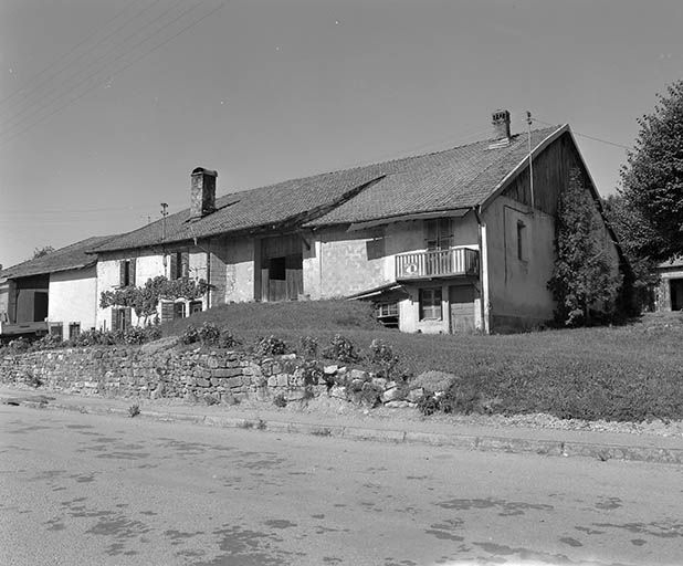 Façade antérieure et face latérale droite. © Yves Sancey / Région Bourgogne-Franche-Comté, Inventaire du patrimoine - 1980