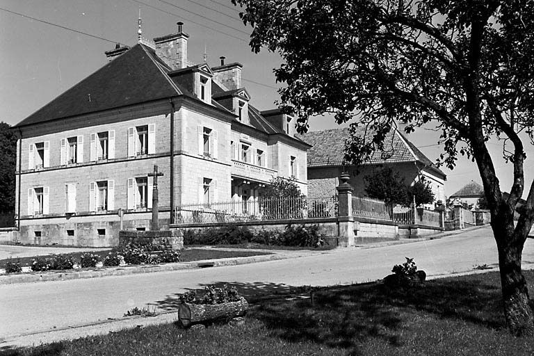 Vue d'ensemble de trois quarts gauche. © Yves Sancey / Région Bourgogne-Franche-Comté, Inventaire du patrimoine - 1980 Vue d'ensemble de trois quarts gauche. © Yves Sancey / Région Bourgogne-Franche-Comté, Inventaire du patrimoine - 1980