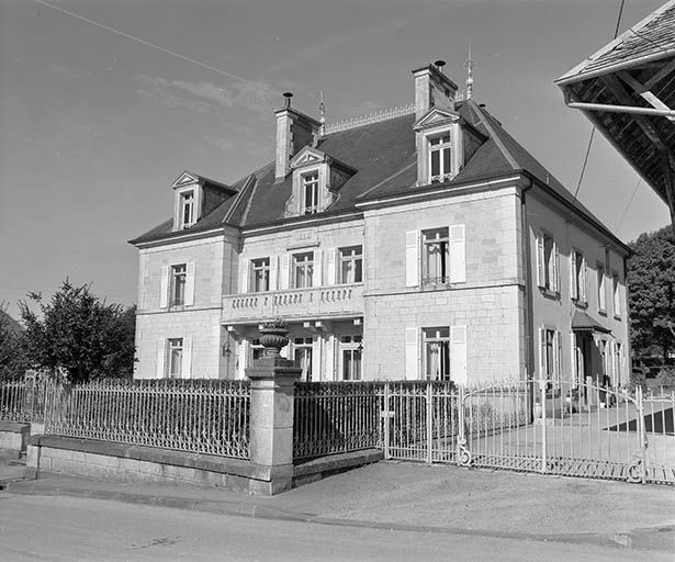 Façade antérieure et face latérale droite. © Yves Sancey / Région Bourgogne-Franche-Comté, Inventaire du patrimoine - 1980 Façade antérieure et face latérale droite. © Yves Sancey / Région Bourgogne-Franche-Comté, Inventaire du patrimoine - 1980