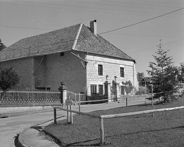 Façade antérieure et face latérale gauche de la ferme. © Yves Sancey / Région Bourgogne-Franche-Comté, Inventaire du patrimoine - 1980 Façade antérieure et face latérale gauche de la ferme. © Yves Sancey / Région Bourgogne-Franche-Comté, Inventaire du patrimoine - 1980