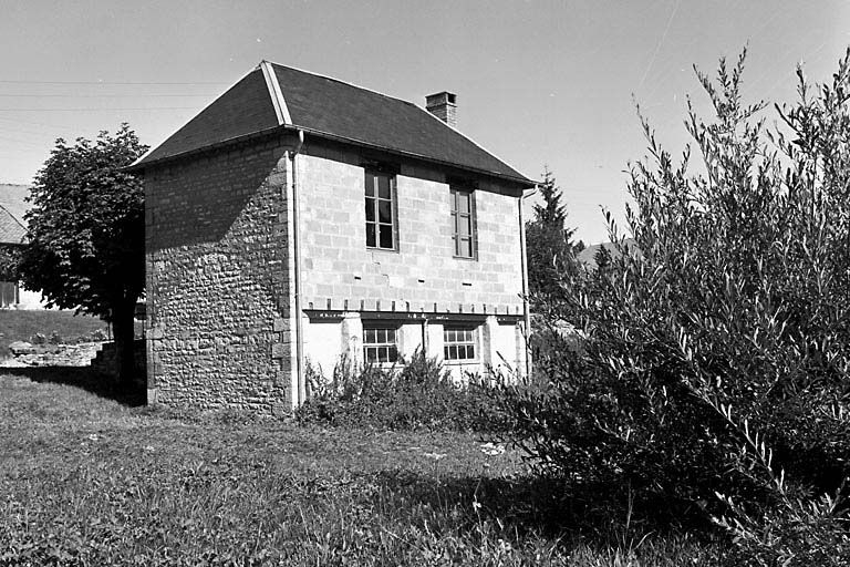 Façade postérieure et face latérale droite. © Yves Sancey / Région Bourgogne-Franche-Comté, Inventaire du patrimoine - 1980