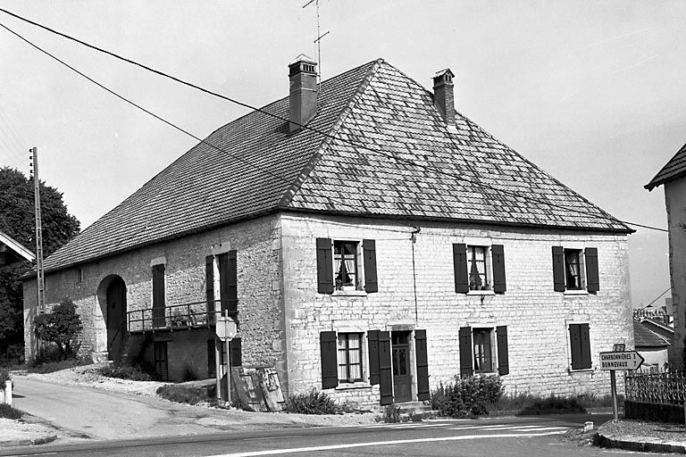 Façade antérieure et face latérale gauche. © Yves Sancey / Région Bourgogne-Franche-Comté, Inventaire du patrimoine - 1980