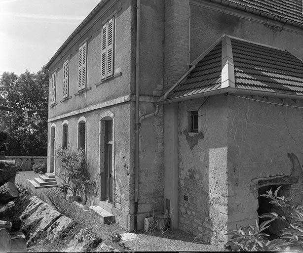 Façade antérieure de trois quarts droit. © Yves Sancey / Région Bourgogne-Franche-Comté, Inventaire du patrimoine - 1980