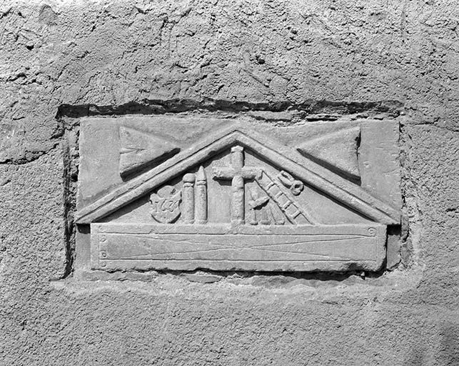 Maison située rue de Jaubourg, cadastrée 1971 AB 89 : pierre sculptée représentant les instruments de la Passion. © Yves Sancey / Région Bourgogne-Franche-Comté, Inventaire du patrimoine - 1980