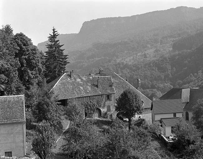 Maison située rue de l'Eglise, cadastrée 1971 AC 99 : vue depuis le sentier de la Planche. © Yves Sancey / Région Bourgogne-Franche-Comté, Inventaire du patrimoine - 1980