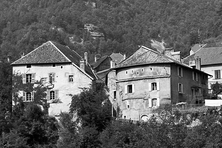 Elévation depuis le sud. © Yves Sancey / Région Bourgogne-Franche-Comté, Inventaire du patrimoine - 1980 Elévation depuis le sud. © Yves Sancey / Région Bourgogne-Franche-Comté, Inventaire du patrimoine - 1980