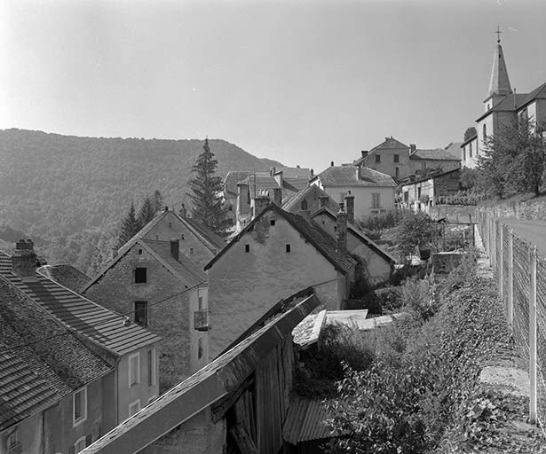 La rue de Reine depuis la route d'Athose. © Yves Sancey / Région Bourgogne-Franche-Comté, Inventaire du patrimoine - 1980