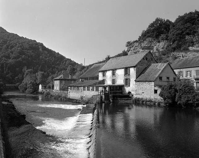 Vue générale, depuis la rive gauche de la Loue, de la minoterie  Hanriot, cadastré 1971 AB 15. © Yves Sancey / Région Bourgogne-Franche-Comté, Inventaire du patrimoine - 1980