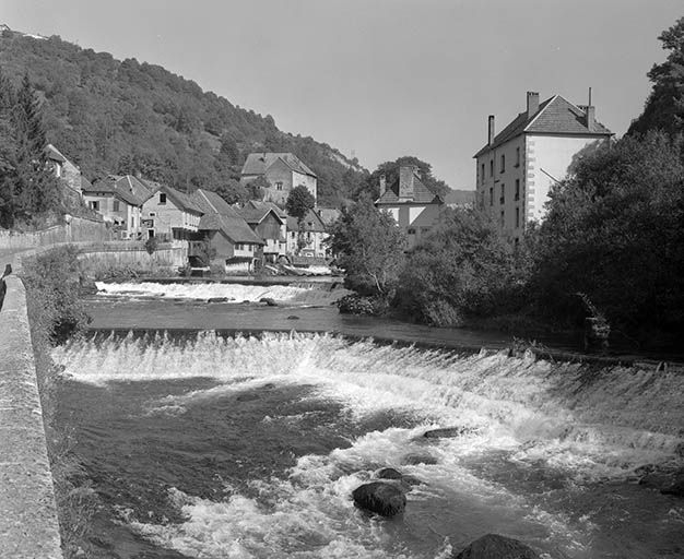 Vue générale depuis la rive droite de la Loue. © Yves Sancey / Région Bourgogne-Franche-Comté, Inventaire du patrimoine - 1980