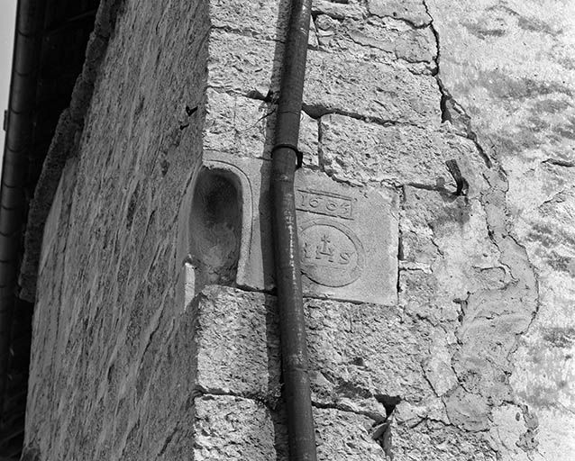 Maison située  rue de Jaubourg, cadastrée 1971 AC 66 : pierre d'angle. © Yves Sancey / Région Bourgogne-Franche-Comté, Inventaire du patrimoine - 1980