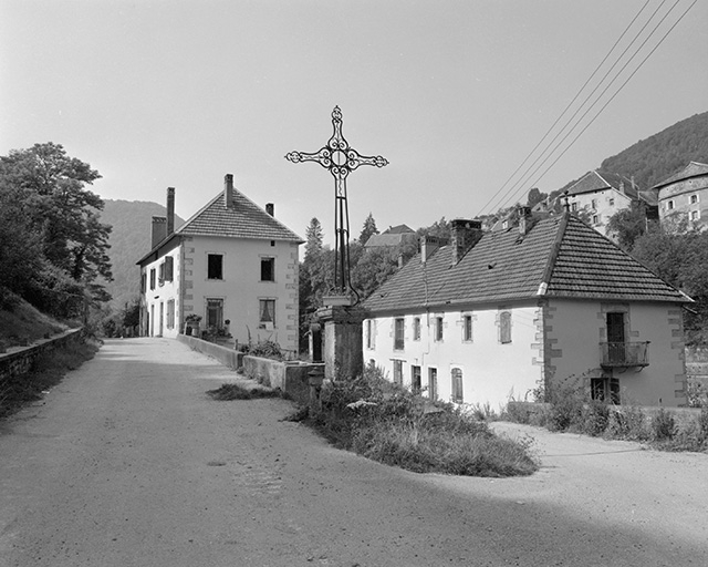Logement d'ouvriers, vue depuis le chemin des forges. © Yves Sancey / Région Bourgogne-Franche-Comté, Inventaire du patrimoine - 1980 Logement d'ouvriers, vue depuis le chemin des forges. © Yves Sancey / Région Bourgogne-Franche-Comté, Inventaire du patrimoine - 1980