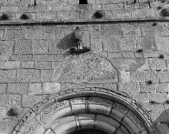 Vue de l'ancien tympan. © Yves Sancey / Région Bourgogne-Franche-Comté, Inventaire du patrimoine - 1980 Vue de l'ancien tympan. © Yves Sancey / Région Bourgogne-Franche-Comté, Inventaire du patrimoine - 1980
