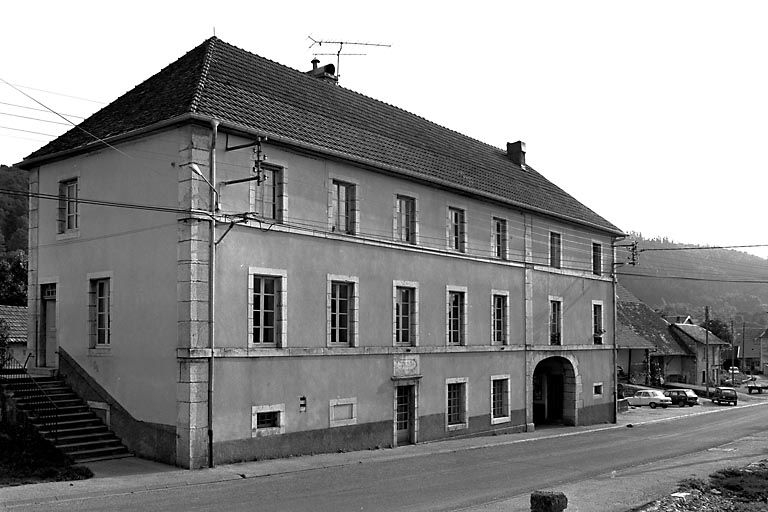 Façade antérieure et face latérale gauche. © Yves Sancey / Région Bourgogne-Franche-Comté, Inventaire du patrimoine - 1980