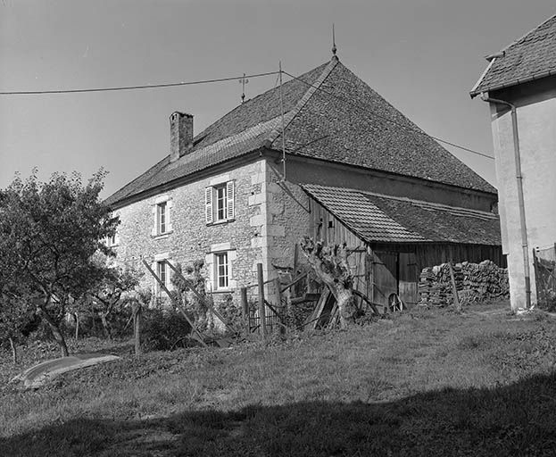 Façade postérieure vue de trois quarts droit. © Yves Sancey / Région Bourgogne-Franche-Comté, Inventaire du patrimoine - 1980 Façade postérieure vue de trois quarts droit. © Yves Sancey / Région Bourgogne-Franche-Comté, Inventaire du patrimoine - 1980