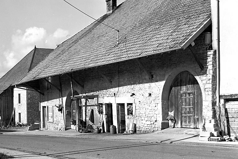 Façade antérieure vue de trois quarts droit. © Yves Sancey / Région Bourgogne-Franche-Comté, Inventaire du patrimoine - 1980 Façade antérieure vue de trois quarts droit. © Yves Sancey / Région Bourgogne-Franche-Comté, Inventaire du patrimoine - 1980