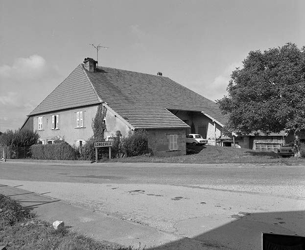 Façade antérieure et face latérale droite. © Yves Sancey / Région Bourgogne-Franche-Comté, Inventaire du patrimoine - 1980