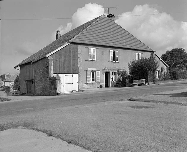 Façade antérieure vue de trois quarts gauche. © Yves Sancey / Région Bourgogne-Franche-Comté, Inventaire du patrimoine - 1980 Façade antérieure vue de trois quarts gauche. © Yves Sancey / Région Bourgogne-Franche-Comté, Inventaire du patrimoine - 1980