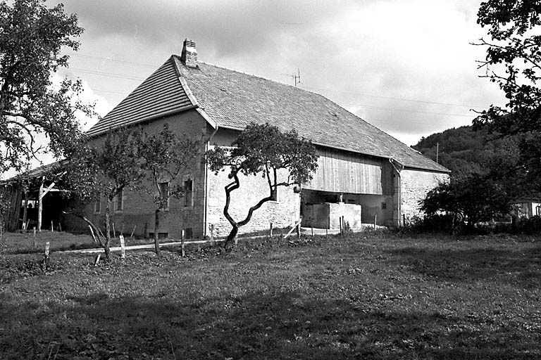 Façade postérieure et face latérale gauche. © Yves Sancey / Région Bourgogne-Franche-Comté, Inventaire du patrimoine - 1980 Façade postérieure et face latérale gauche. © Yves Sancey / Région Bourgogne-Franche-Comté, Inventaire du patrimoine - 1980