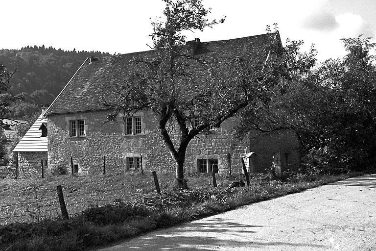 Façade postérieure vue depuis le chemin. © Yves Sancey / Région Bourgogne-Franche-Comté, Inventaire du patrimoine - 1980 Façade postérieure vue depuis le chemin. © Yves Sancey / Région Bourgogne-Franche-Comté, Inventaire du patrimoine - 1980