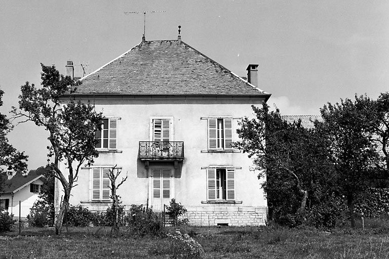 Façade postérieure du logis. © Yves Sancey / Région Bourgogne-Franche-Comté, Inventaire du patrimoine - 1980 Façade postérieure du logis. © Yves Sancey / Région Bourgogne-Franche-Comté, Inventaire du patrimoine - 1980