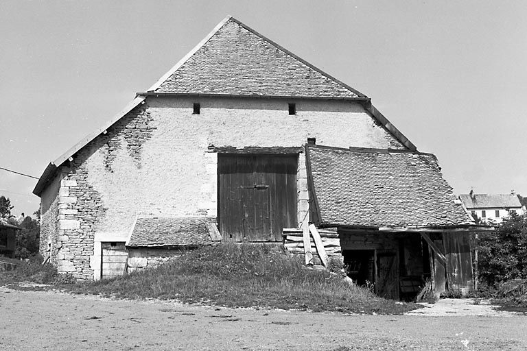 Façade postérieure. © Yves Sancey / Région Bourgogne-Franche-Comté, Inventaire du patrimoine - 1980 Façade postérieure. © Yves Sancey / Région Bourgogne-Franche-Comté, Inventaire du patrimoine - 1980
