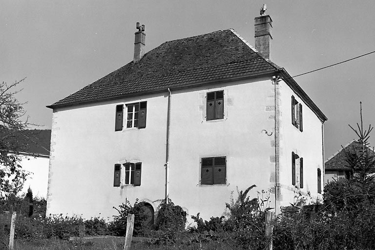 Façade postérieure de trois quarts droit. © Yves Sancey / Région Bourgogne-Franche-Comté, Inventaire du patrimoine - 1980