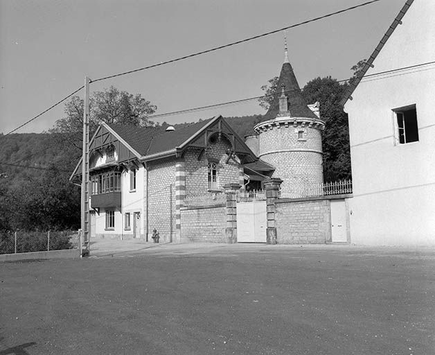 Vue générale des communs depuis la rue du Mont d'Oeil. © Yves Sancey / Région Bourgogne-Franche-Comté, Inventaire du patrimoine - 1980 Vue générale des communs depuis la rue du Mont d'Oeil. © Yves Sancey / Région Bourgogne-Franche-Comté, Inventaire du patrimoine - 1980