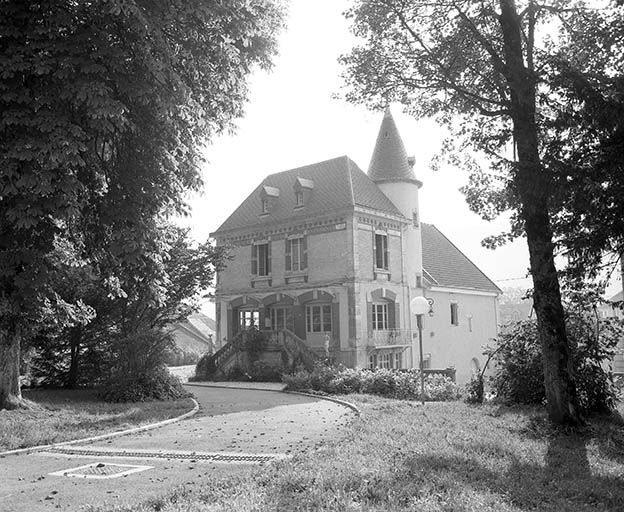 Vue générale du logis depuis le parc. © Yves Sancey / Région Bourgogne-Franche-Comté, Inventaire du patrimoine - 1980 Vue générale du logis depuis le parc. © Yves Sancey / Région Bourgogne-Franche-Comté, Inventaire du patrimoine - 1980